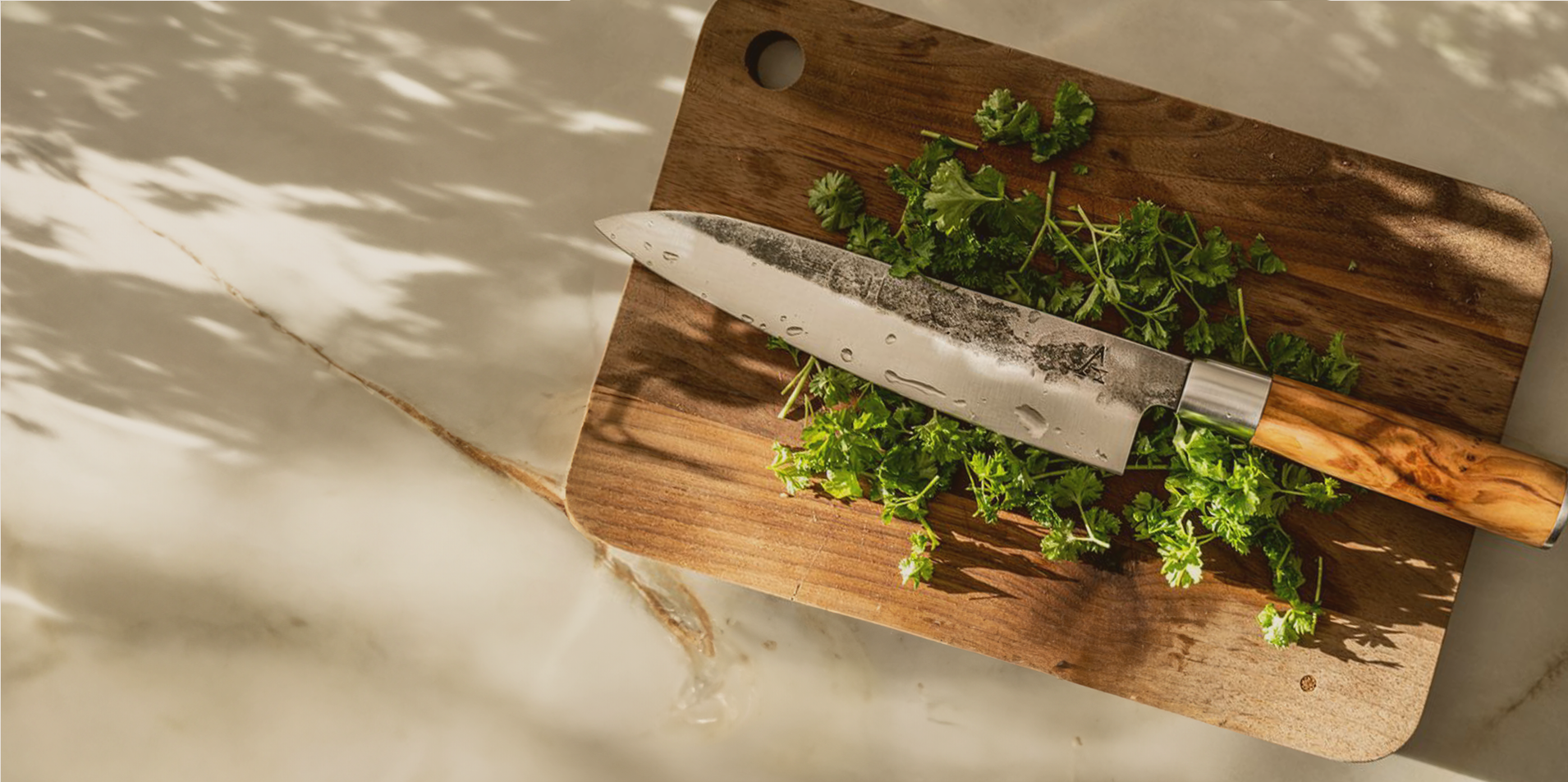 Laguiole homepage hero image knive on cuttingboard 2